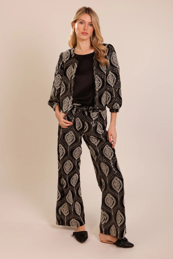 chaqueta negra con brillo