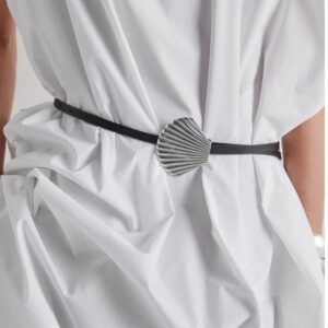 cinturon fino con hebilla en forma de concha