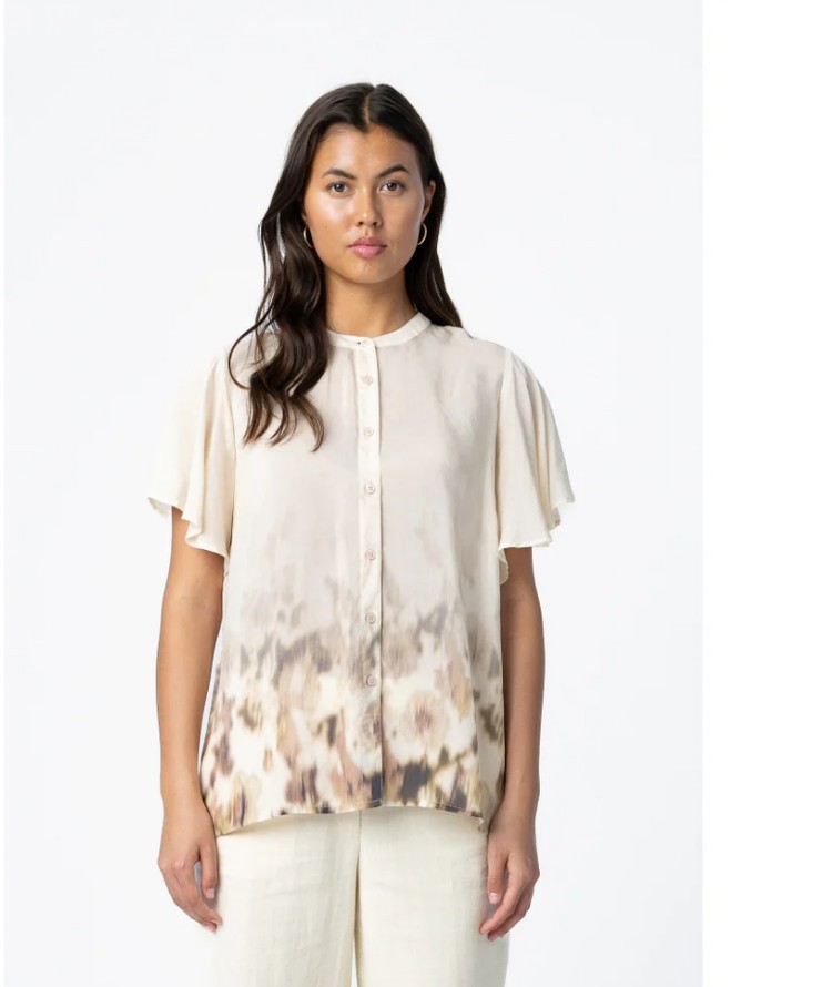 camisa beige con estampado floral