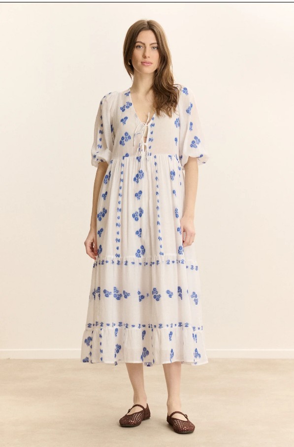 Vestido largo bordado con mangas cortas