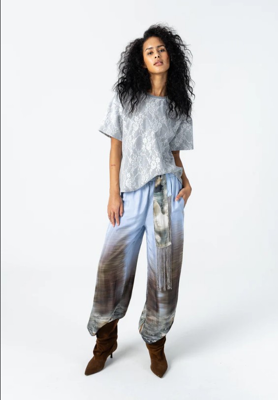 pantalones estampados largos con cisnes